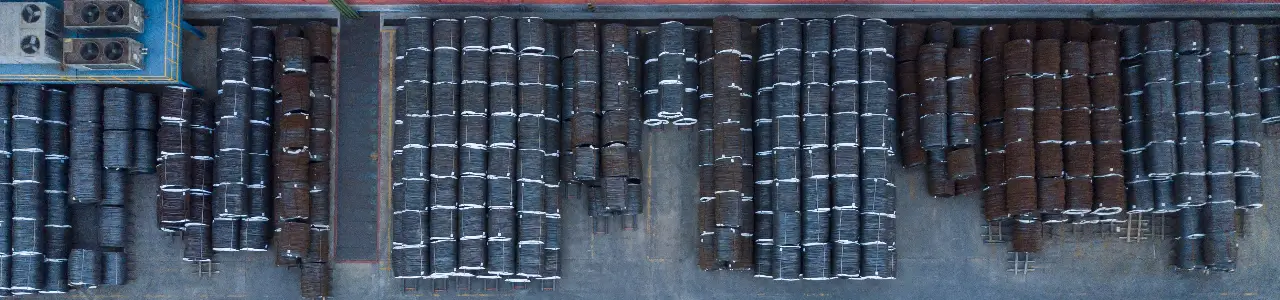 Vista aerea de almacén con bobinas de alambre de acero